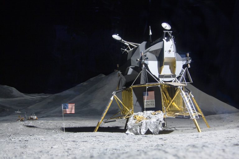 Kosmický modul Eagle k vidění v pražském planetáriu