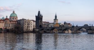 Věž Karlova mostu potřebuje stamilionovou opravu