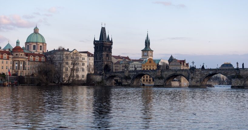 Věž Karlova mostu potřebuje stamilionovou opravu
