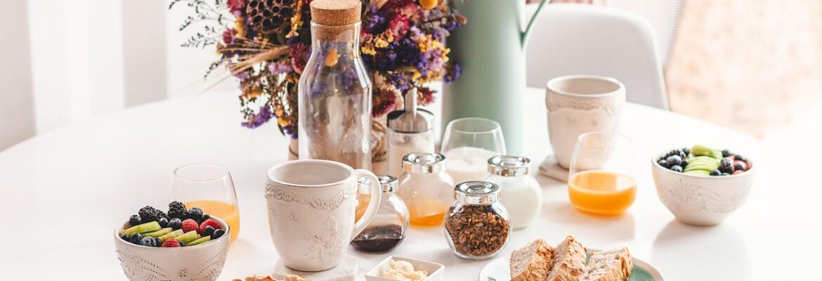 Prostřený stůl na brunch s přáteli