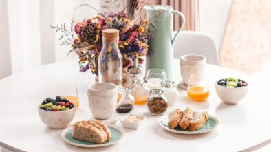 Prostřený stůl na brunch s přáteli