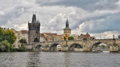 Výhled na Karlův most a Vltavu (ilustrační)