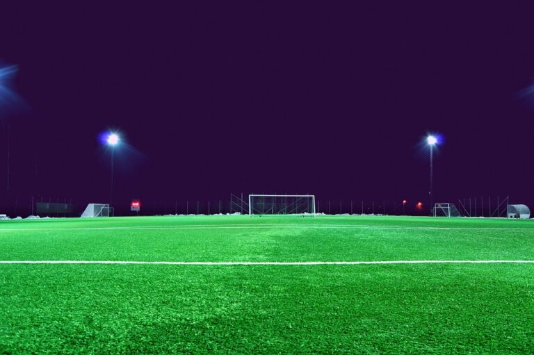 Fotbalový stadion večer (ilustrační)