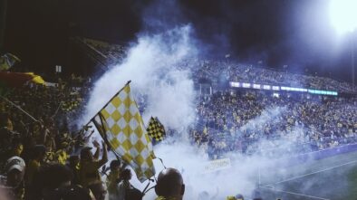 Fotbaloví fanoušci na stadionu (ilustrační)