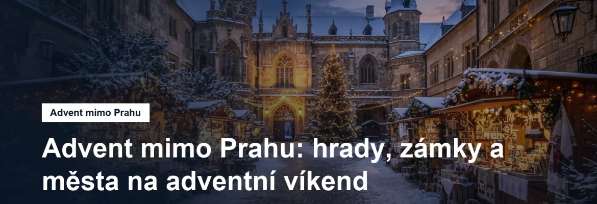 Adventní trhy na nádvoří českého zámku za soumraku