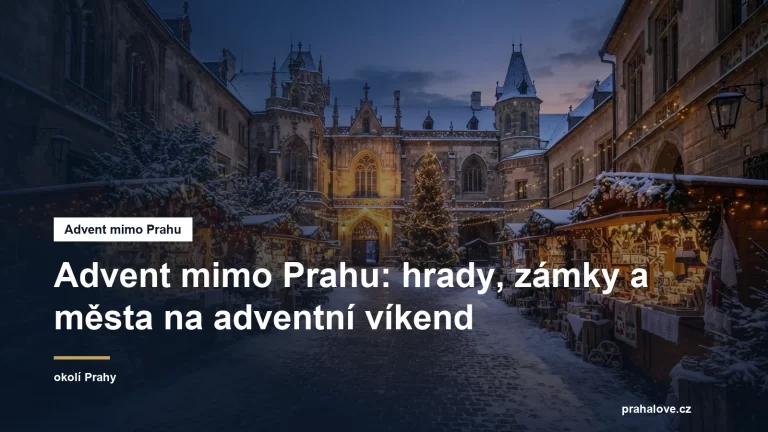 Adventní trhy na nádvoří českého zámku za soumraku