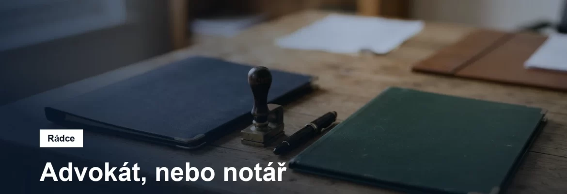 Dvě složky spisů a razítko vedle sebe na dřevěném stole v kanceláři
