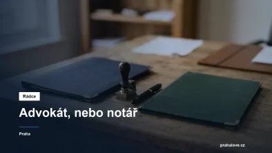 Dvě složky spisů a razítko vedle sebe na dřevěném stole v kanceláři