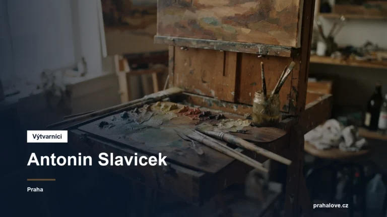 Malířská paleta, štětce a stojan v ateliéru