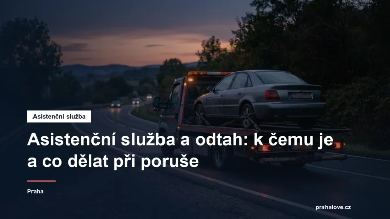 Odtahový vůz s naloženým autem u silnice