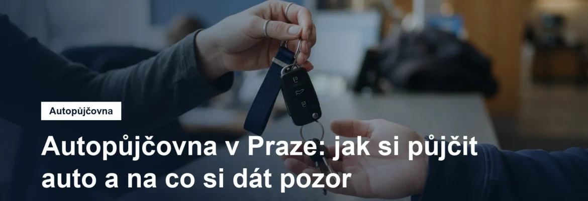 Klíče od auta předávané přes pult půjčovny