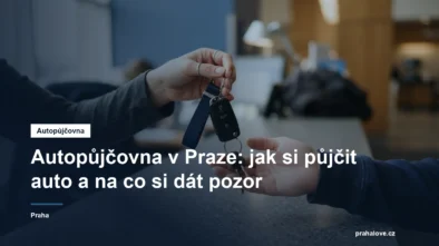 Klíče od auta předávané přes pult půjčovny