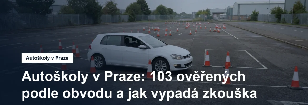 Cvičné vozidlo autoškoly na parkovišti s dopravními kužely