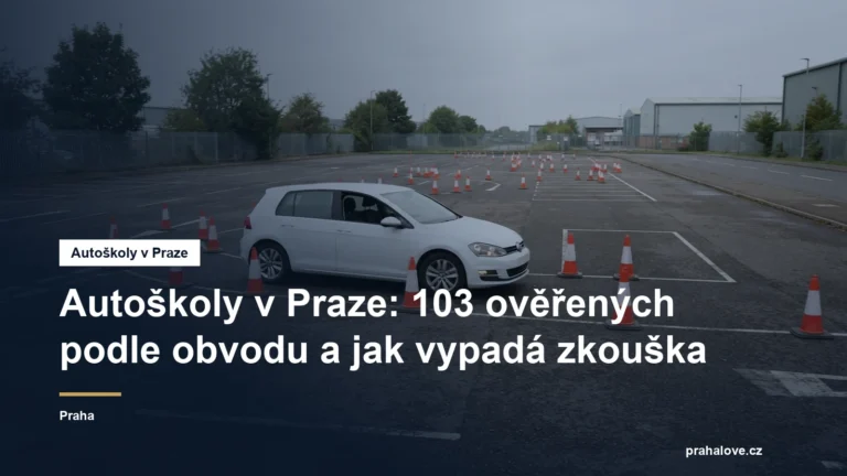 Cvičné vozidlo autoškoly na parkovišti s dopravními kužely