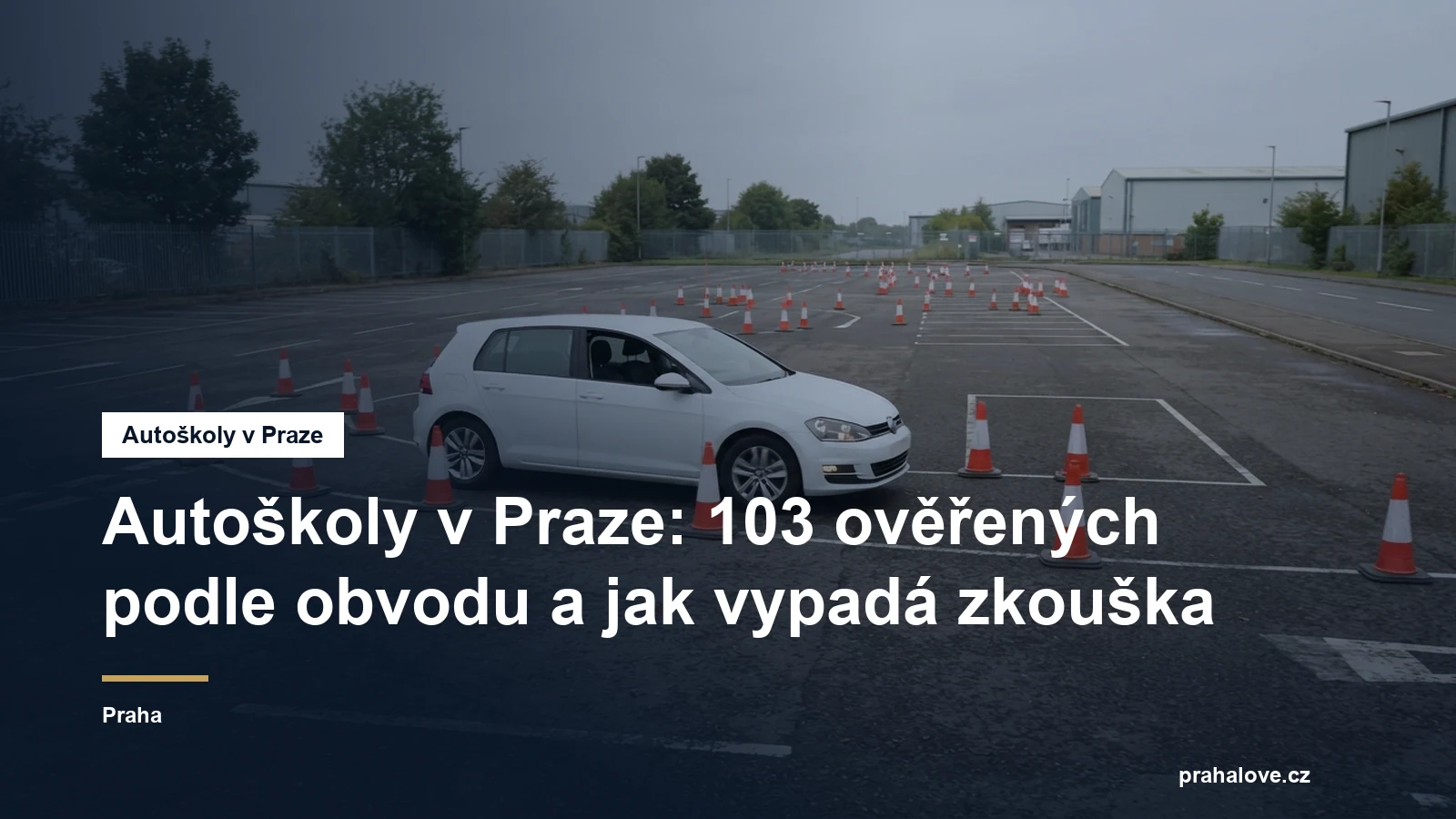 Cvičné vozidlo autoškoly na parkovišti s dopravními kužely
