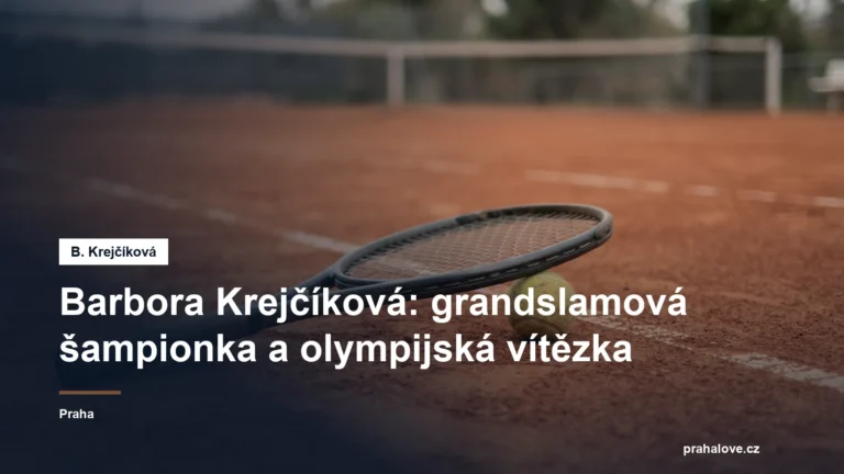 Tenisová raketa a míček na antukovém kurtu