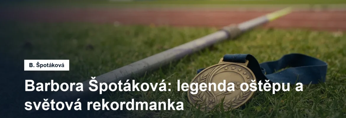 Oštěp a zlatá medaile na trávníku stadionu