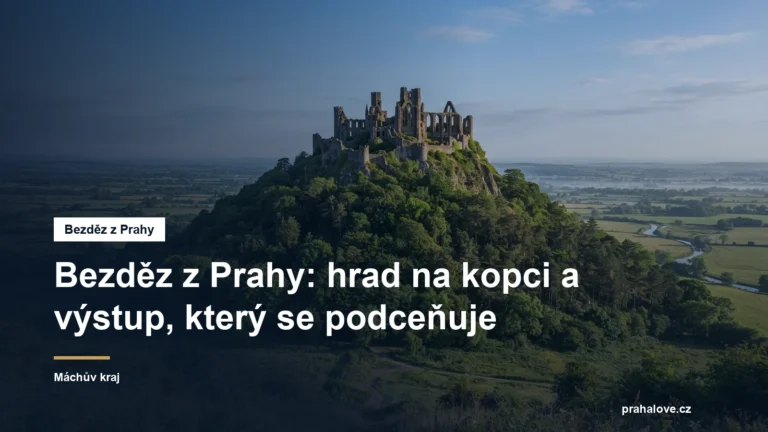 Gotický hrad na zalesněném kuželovitém kopci