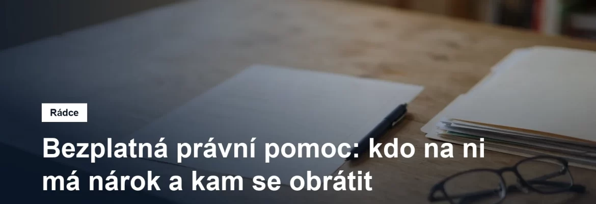 Vyplňovaný formulář žádosti a psací potřeby na stole
