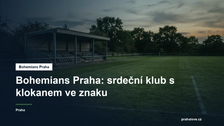Zelený fotbalový trávník a tribuna za soumraku