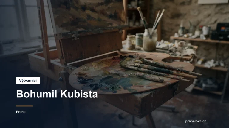 Malířská paleta, štětce a stojan v ateliéru