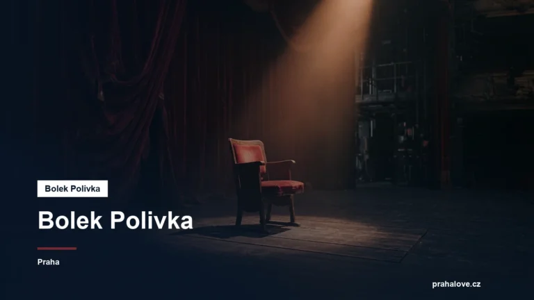 Divadelní jeviště s reflektorem a rudou oponou