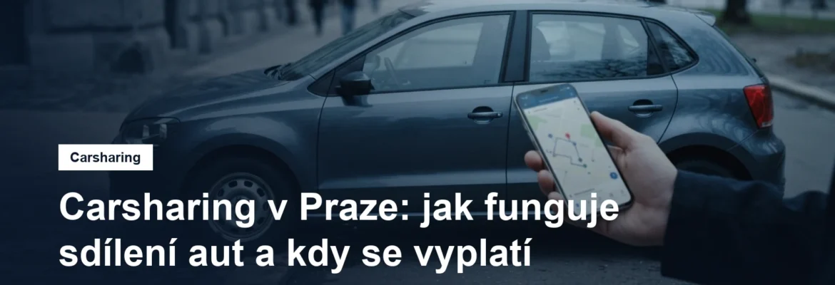 Sdílené auto zaparkované v městské ulici a mobil s aplikací
