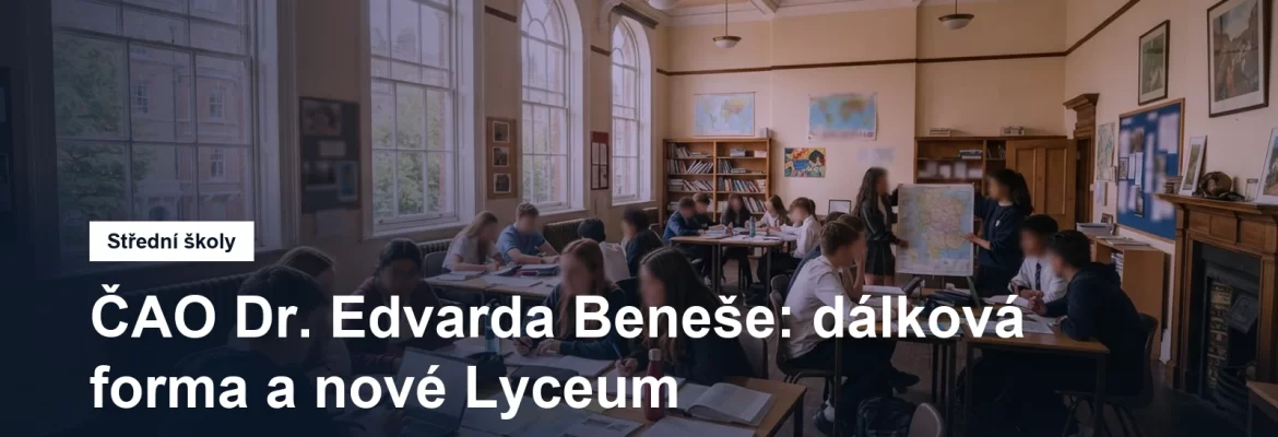 Studenti obchodní akademie při skupinové práci s notebooky