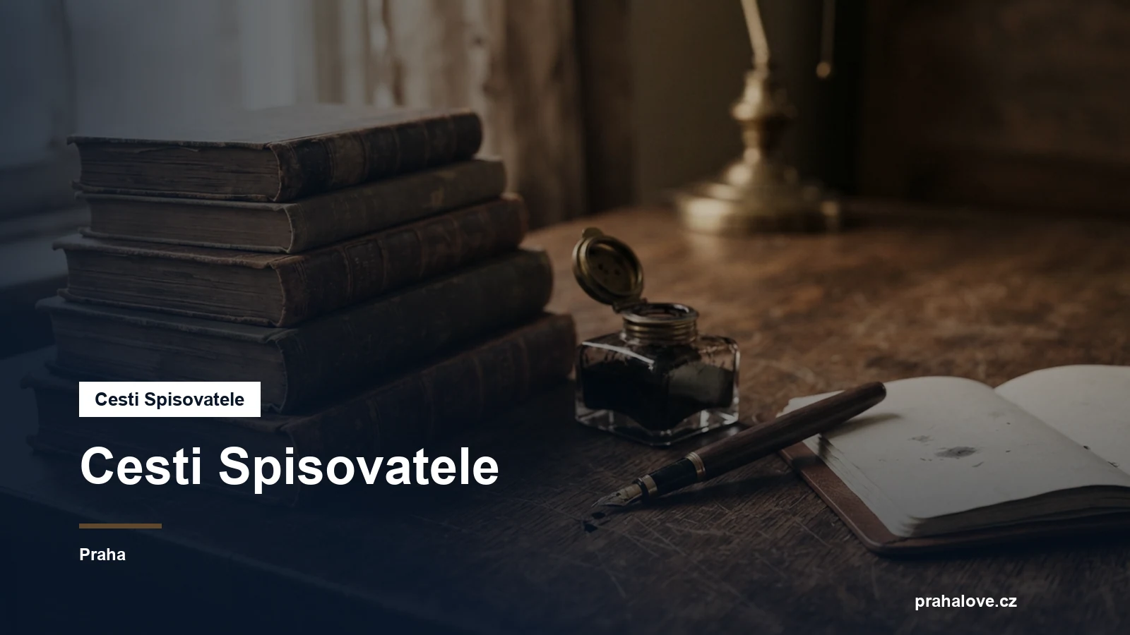 Staré knihy, plnicí pero a kalamář na psacím stole