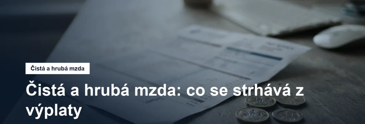Výplatní páska a mince na pracovním stole