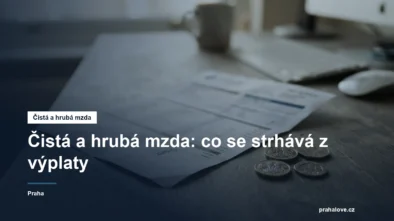 Výplatní páska a mince na pracovním stole