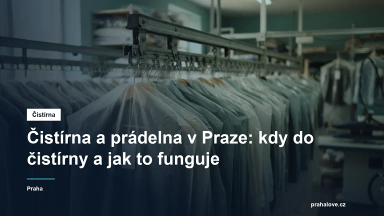 Oblečení v obalech na ramínkách v čistírně