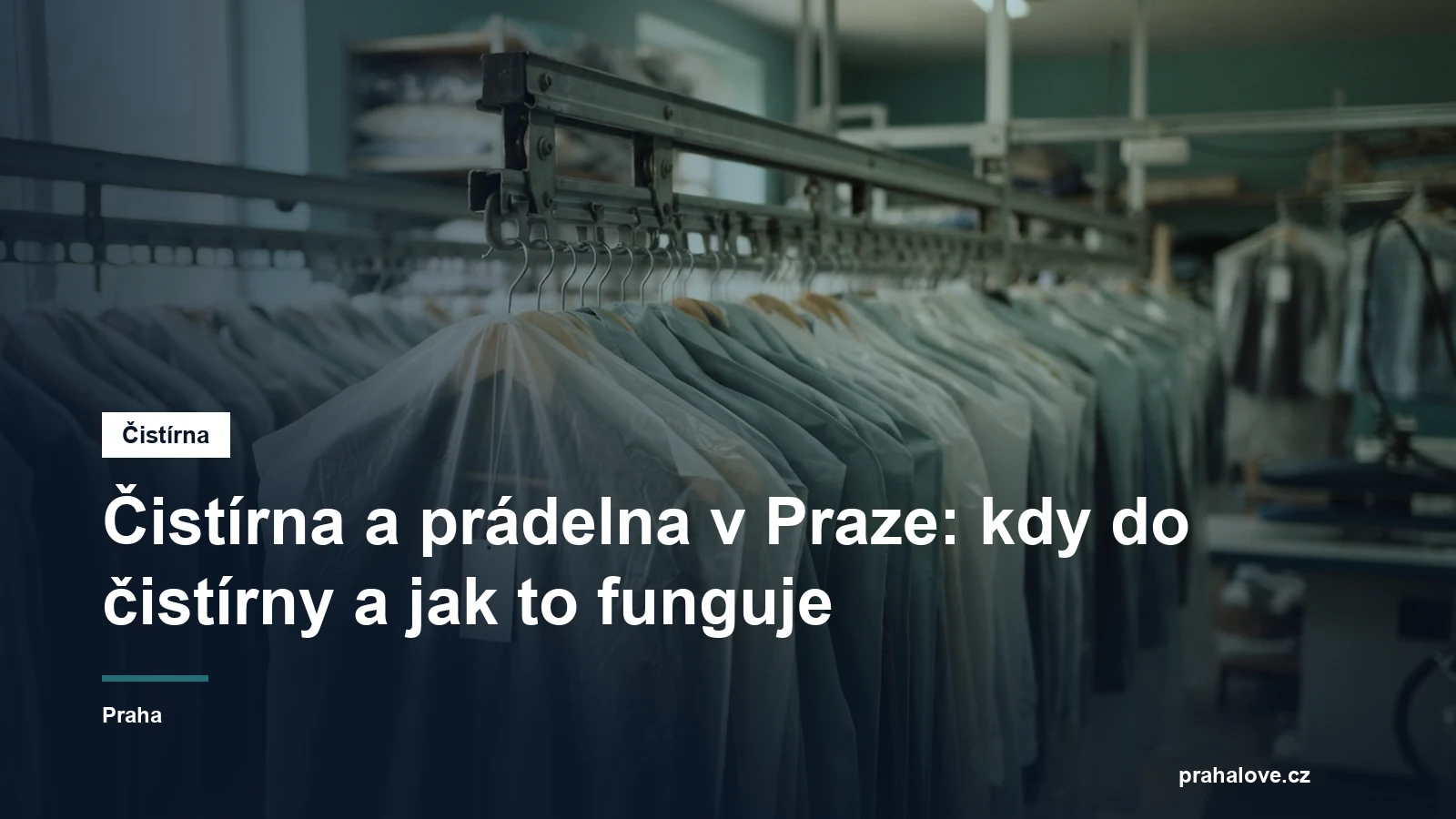 Oblečení v obalech na ramínkách v čistírně