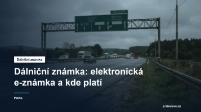 Dálnice se směrovými tabulemi a značením zpoplatněného úseku