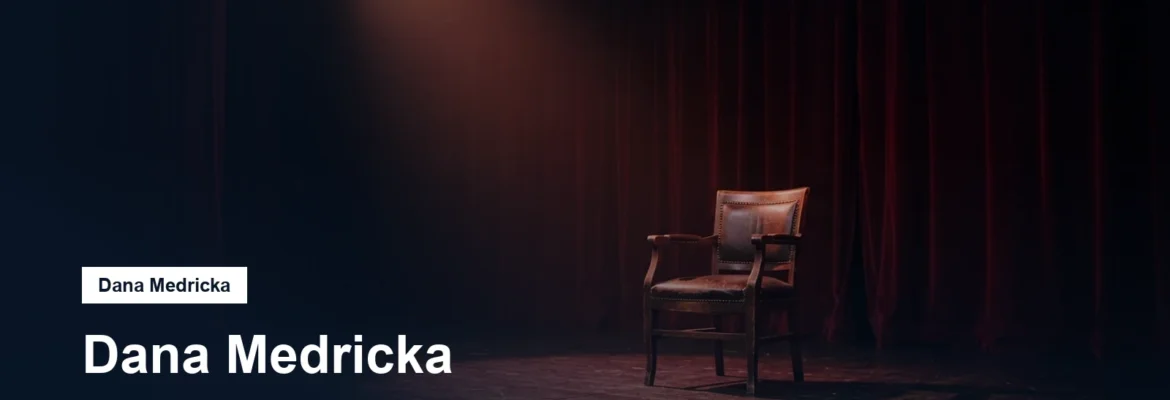 Divadelní jeviště s reflektorem a rudou oponou