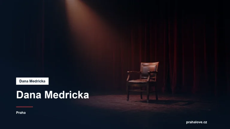 Divadelní jeviště s reflektorem a rudou oponou