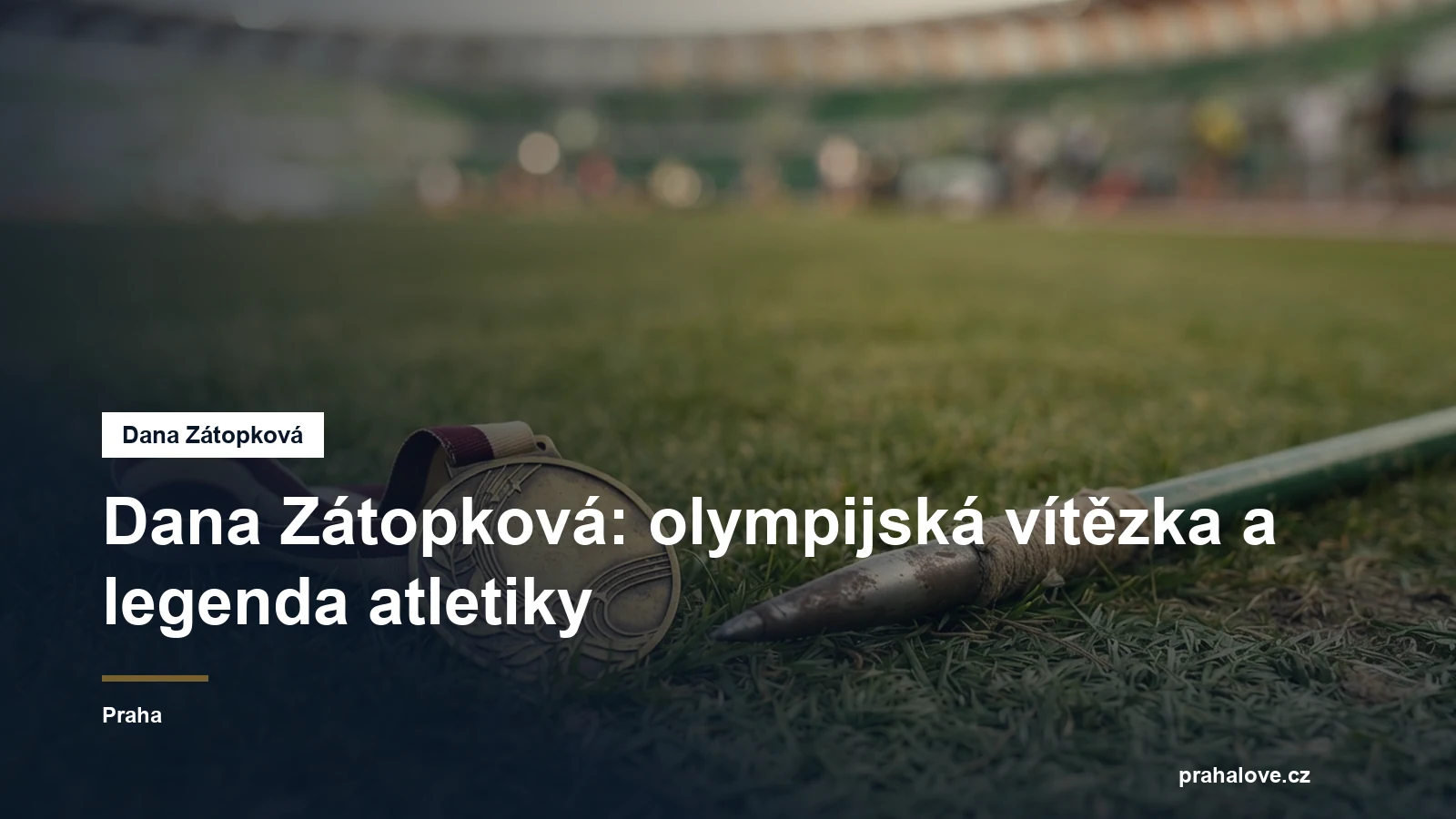 Zlatá medaile a oštěp na trávníku