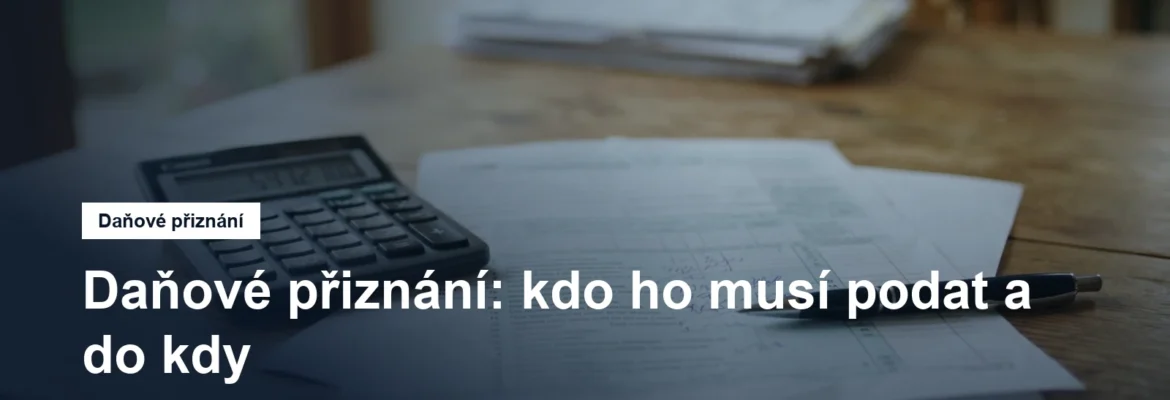 Daňový formulář, kalkulačka a pero na pracovním stole