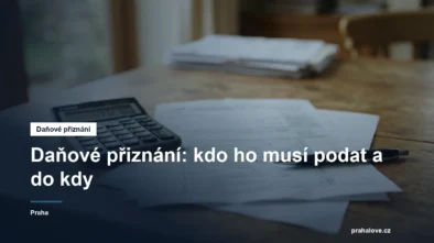 Daňový formulář, kalkulačka a pero na pracovním stole