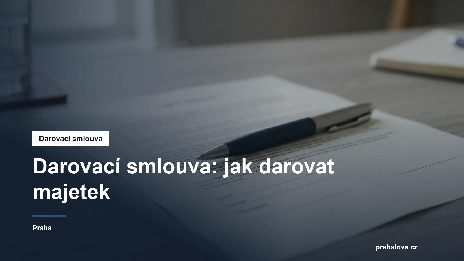 Listina darovací smlouvy s perem na stole