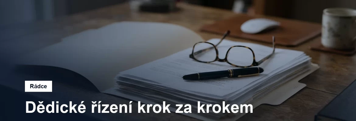 Psací stůl s otevřeným spisem, brýlemi a plnicím perem v kanceláři s denním světlem