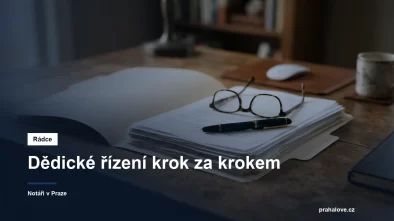 Psací stůl s otevřeným spisem, brýlemi a plnicím perem v kanceláři s denním světlem