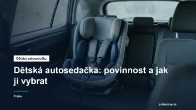 Dětská autosedačka upevněná na zadním sedadle auta