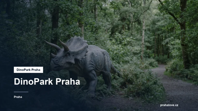Modely dinosaurů v parku