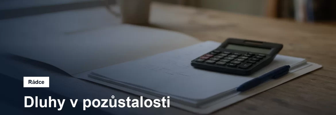 Otevřené desky s listinami a kalkulačka na dřevěném stole v kanceláři