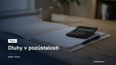 Otevřené desky s listinami a kalkulačka na dřevěném stole v kanceláři