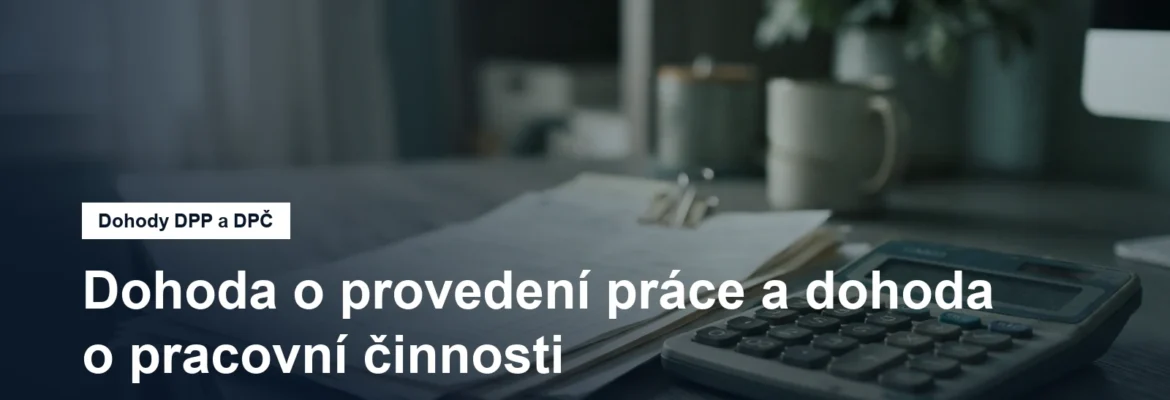 Formuláře a kalkulačka na pracovním stole