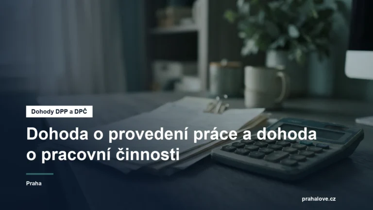 Formuláře a kalkulačka na pracovním stole