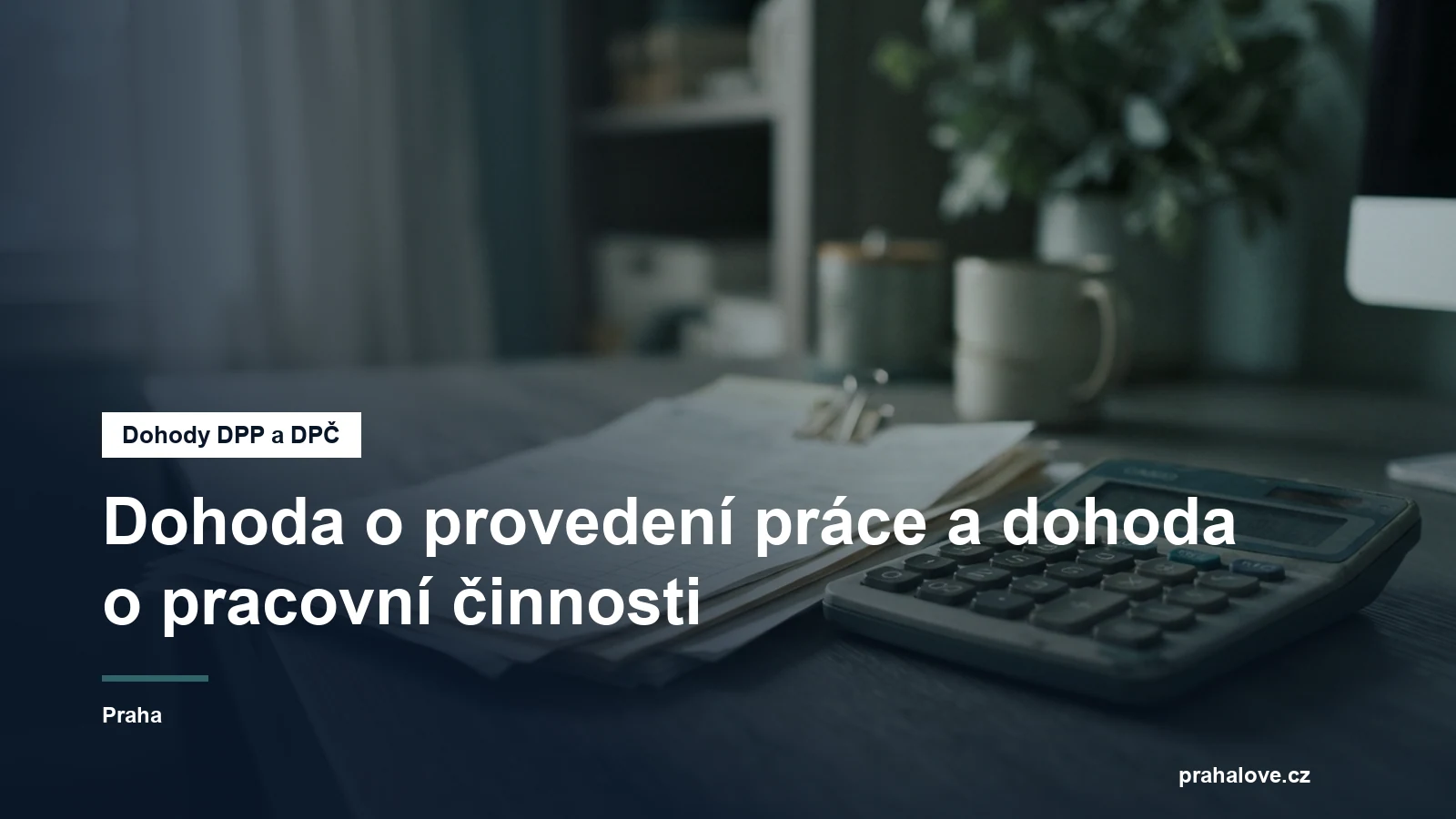 Formuláře a kalkulačka na pracovním stole