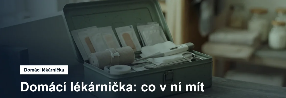 Otevřená lékárnička s obvazy, náplastmi a teploměrem